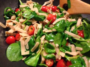 Fettuccine with spinach and tomatoes